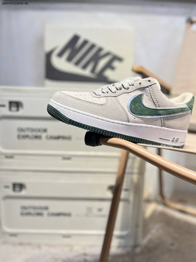 耐克 Nike Air Force 1 '07空军一号 百搭休闲运动板鞋。柔软、弹性十足的缓震性能和出色的中底设计，横跨复古与现代的外型结合，造就出风靡全球三十