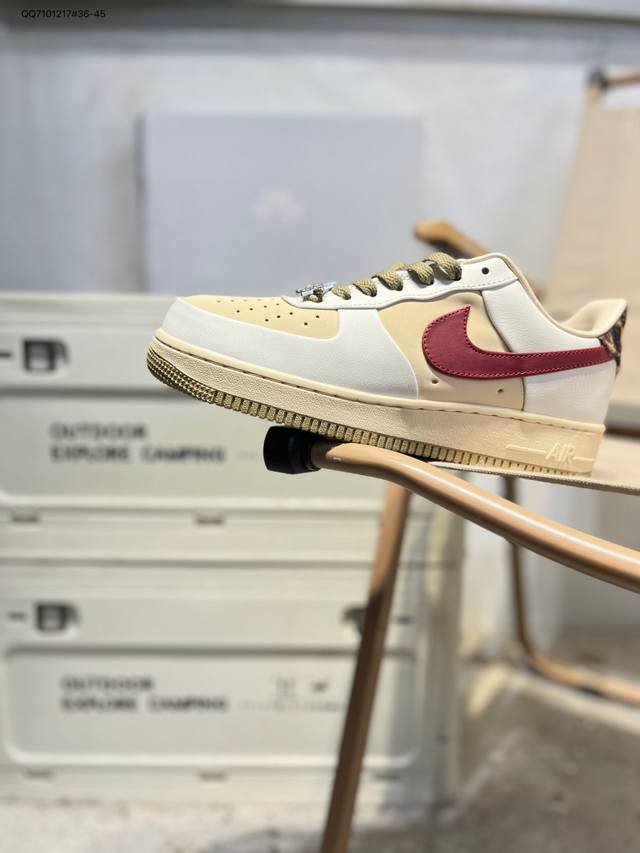 耐克 Nike Air Force 1 '07空军一号 百搭休闲运动板鞋。柔软、弹性十足的缓震性能和出色的中底设计，横跨复古与现代的外型结合，造就出风靡全球三十