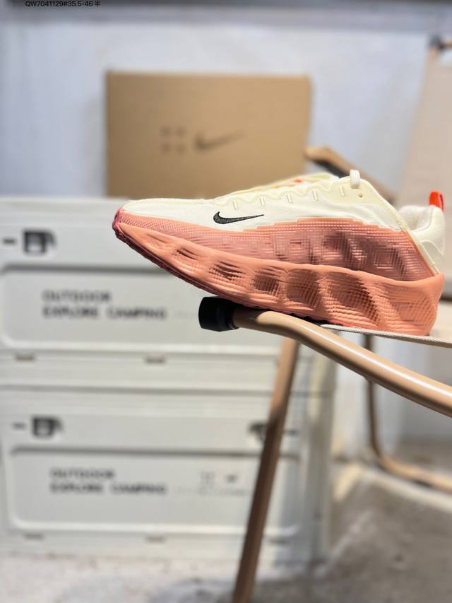 Nike Vomero Premium 耐克顶级迈柔 路跑鞋，通过超强缓震与舒适度的全面提升令跑步更加轻松，缓解冲击压力，加快恢复节奏。Dx4215 Qw704