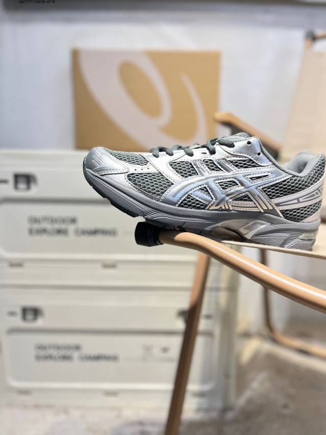 Asics Gel- 1 亚瑟士经典跑鞋 如今机能风和户外风吹得正劲，便是主打“Urban Outdoor机能越野风格”，城市和户外场景都能轻松应对。关键是跑鞋