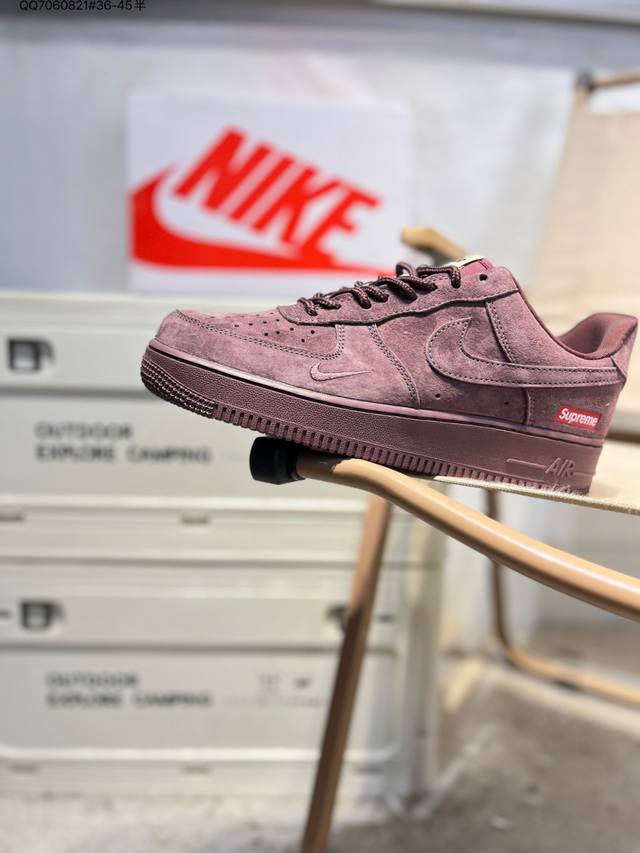 耐克 Nike Air Force 1 '07空军一号 百搭休闲运动板鞋。柔软、弹性十足的缓震性能和出色的中底设计，横跨复古与现代的外型结合，造就出风靡全球三十