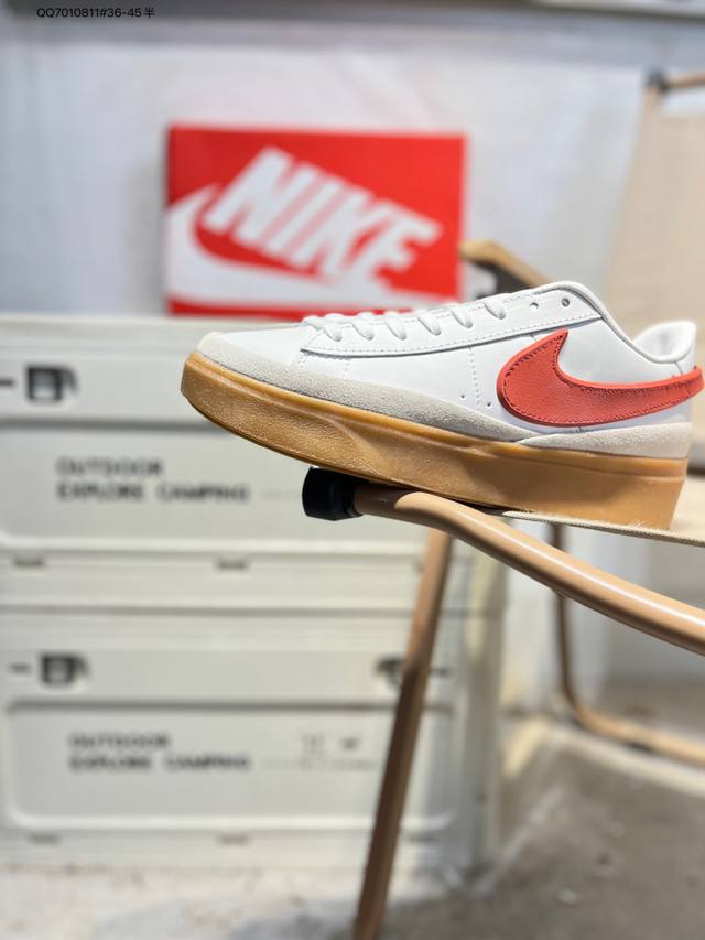Nike Blazer Phantom Low男女子运动板鞋 厚底增高休闲鞋。采用轻盈利落设计，焕新演绎经典鞋款。该鞋款带来舒适足底体验，结合鞋侧壁加固设计，缔