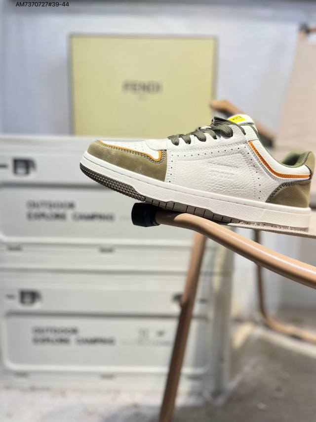 Fendi芬迪潮流时尚休闲运动鞋系列 DDD 广东品质原厂渠道原装订单 DDD 全套专柜包装物及配件 柔酷系列 DDD 松紧带套脚休闲运动男鞋 四季爆款 DDD