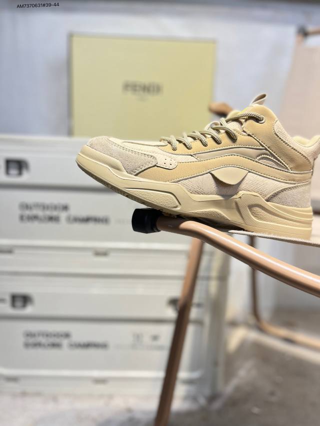 Fendi芬迪潮流时尚休闲运动鞋系列 DDD 广东品质原厂渠道原装订单 DDD 全套专柜包装物及配件 柔酷系列 DDD 松紧带套脚休闲运动男鞋 四季爆款 DDD