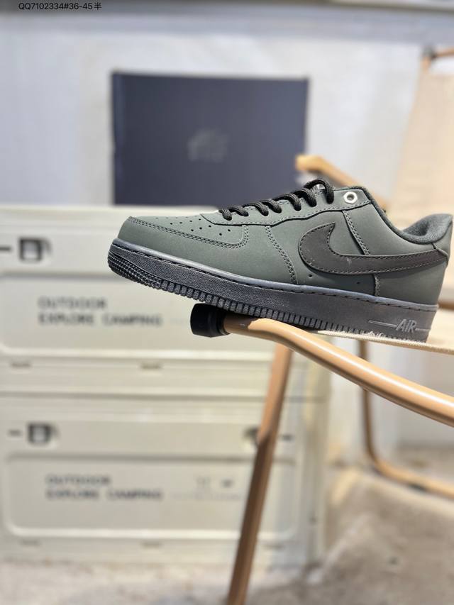 耐克 Nike Air Force 1 '07空军一号 百搭休闲运动板鞋。柔软、弹性十足的缓震性能和出色的中底设计，横跨复古与现代的外型结合，造就出风靡全球三十