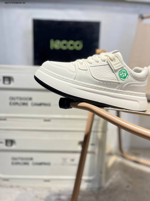 Ecco爱步男鞋轻便透气舒适耐穿 亲肤吸汗舒适内里 DDD 防滑防磨 持久干爽 简约粗绳系带 穿脱更加方便 柔韧防滑大底 鞋底立体凹槽 DDD 凹凸花纹加持 增