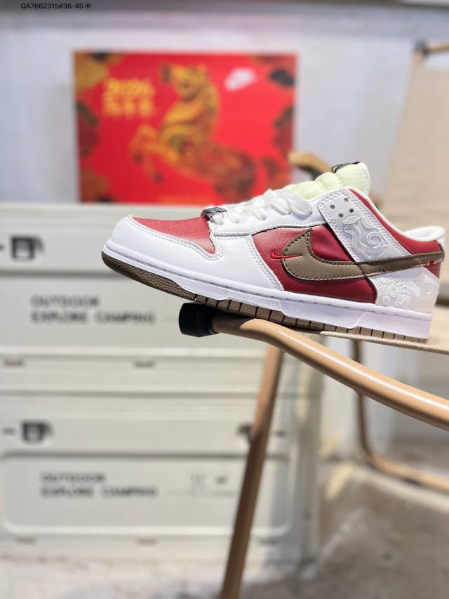 耐克Nike Dunk Low 板鞋Sb系列经典百搭休闲运动板鞋加厚鞋舌的填充，使舒适性大大提升，同时也更方便穿脱中底部分则加入了脚感柔软舒适Zoomair气垫