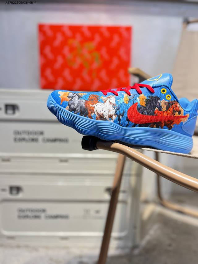 Nike Hyperdunk 2017 Low 熔岩流彩！当实战性能撞上视觉冲击，这双Nike Hyperdunk 2017 Low用荧光绿与熔岩红的炸裂组合，