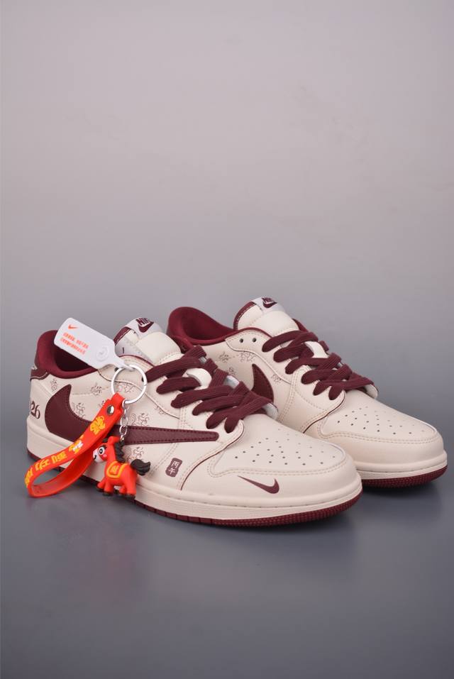 Fragment X Travis Scott X 马年限定 DDD Air Jordan 1 Low 三方联名倒钩 DDD 全新的三方联名低帮倒钩鞋面延续了黑