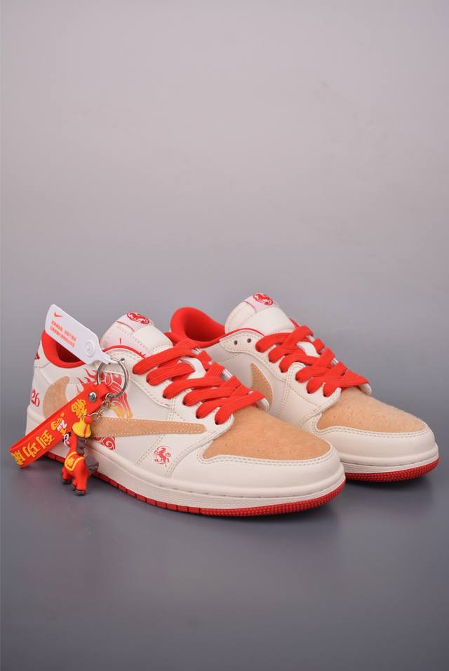 Fragment X Travis Scott X 马年限定 DDD Air Jordan 1 Low 三方联名倒钩 DDD 全新的三方联名低帮倒钩鞋面延续了黑