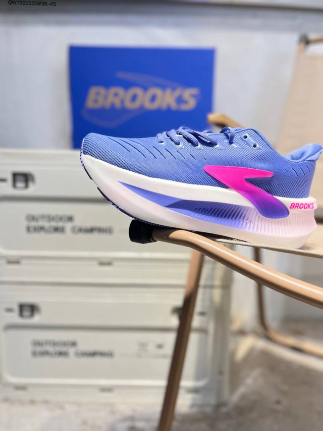 Brooks 布鲁克斯 Glycerin Max 厚底马拉松缓震跑鞋 DDD 该鞋以厚实的中底和高分子注氮技术为特点 提供极致的缓震性能 鞋面柔软厚实 具有良好
