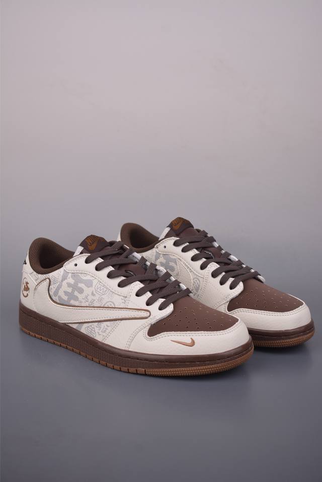 Fragment X Travis Scott X 马年限定 DDD Air Jordan 1 Low 三方联名倒钩 DDD 全新的三方联名低帮倒钩鞋面延续了黑