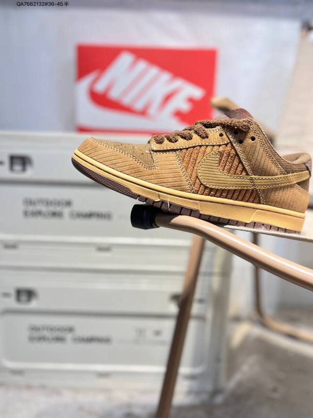 耐克Nike Dunk Low 板鞋Sb系列经典百搭休闲运动板鞋加厚鞋舌的填充，使舒适性大大提升，同时也更方便穿脱中底部分则加入了脚感柔软舒适Zoomair气垫