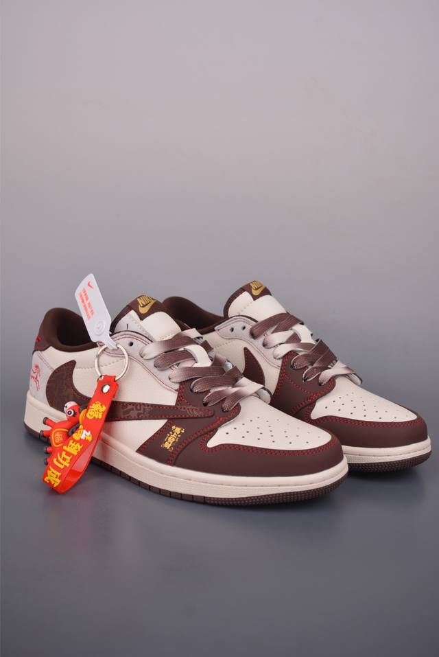 Fragment X Travis Scott X 马年限定 DDD Air Jordan 1 Low 三方联名倒钩 DDD 全新的三方联名低帮倒钩鞋面延续了黑