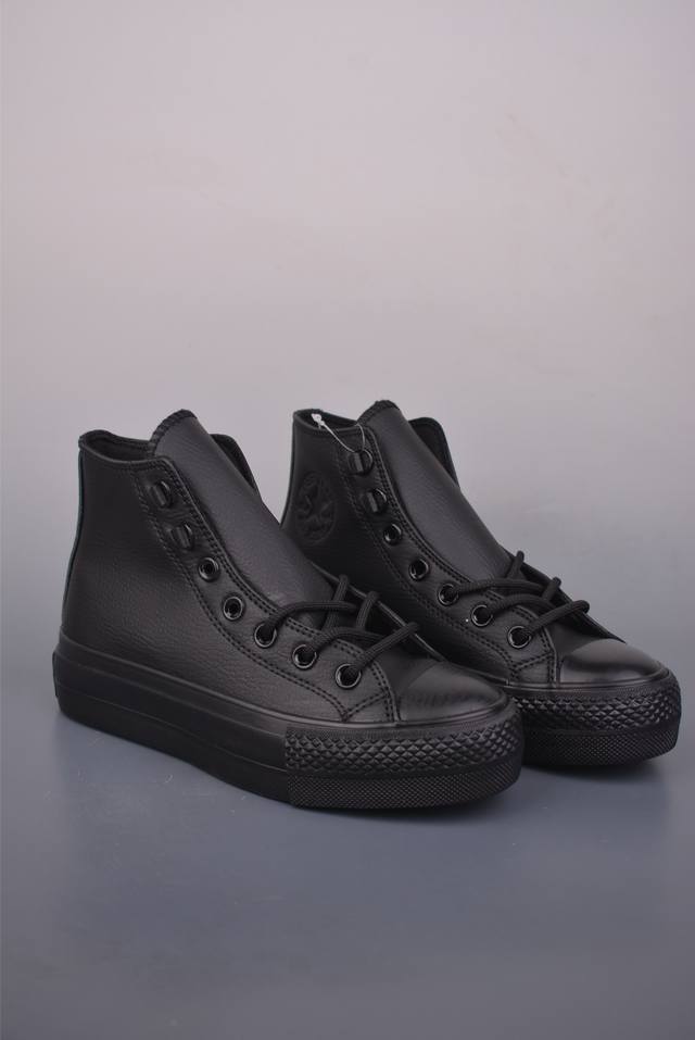 Converse Chuck All Star Lift DDD 匡威官方 厚底防水皮面黑武士板鞋 DDD 鞋面采用细腻荔枝纹皮，触感柔软且耐磨损，哑光黑色调自