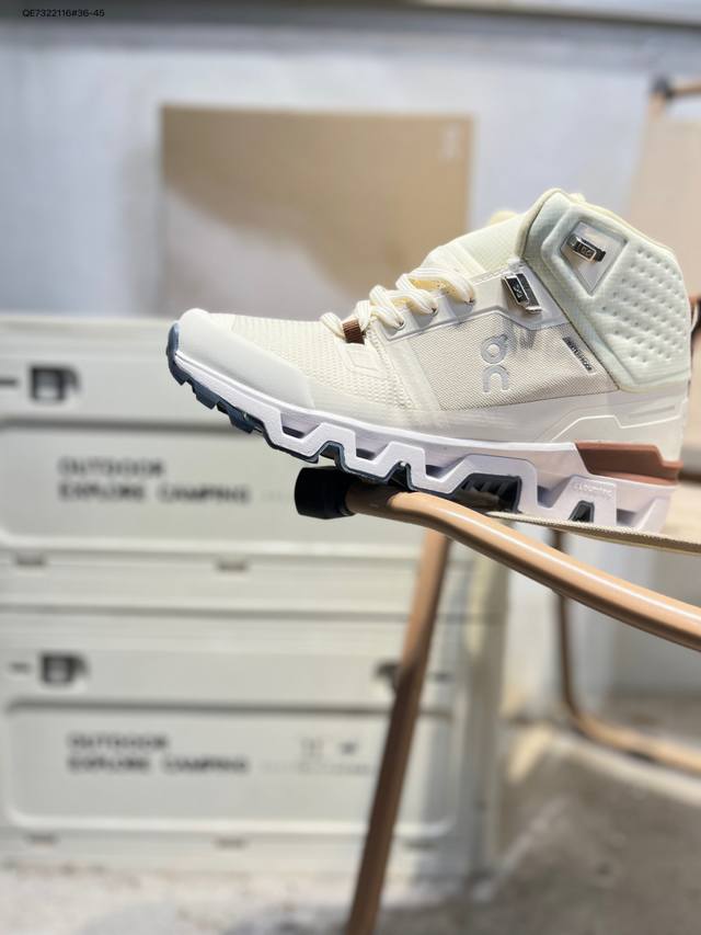 On昂跑Cloudtilt Moon 轻量运动休闲鞋 DDD 脚感很舒服 鞋底柔软且包裹性好 上脚显腿长 DDD 不管休闲还是运动都很百搭 是最好看最显质感的颜