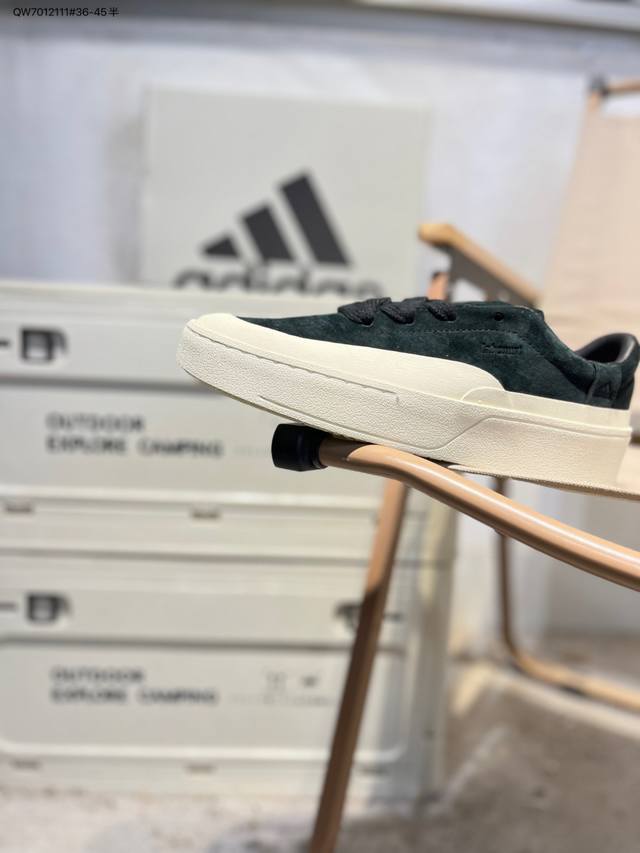 Adidas Labcourt 百搭休闲轻松舒适 耐磨透气低帮 板鞋 男女同款 黑色 DDD 鞋面使用了绒毛麂皮 ，鞋面和鞋底连接处使用了包边处理，看起来更加精