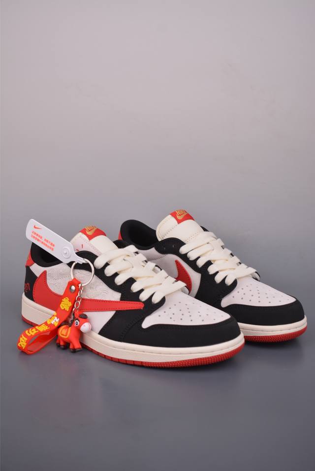 Fragment X Travis Scott X 马年限定 DDD Air Jordan 1 Low 三方联名倒钩 DDD 全新的三方联名低帮倒钩鞋面延续了黑