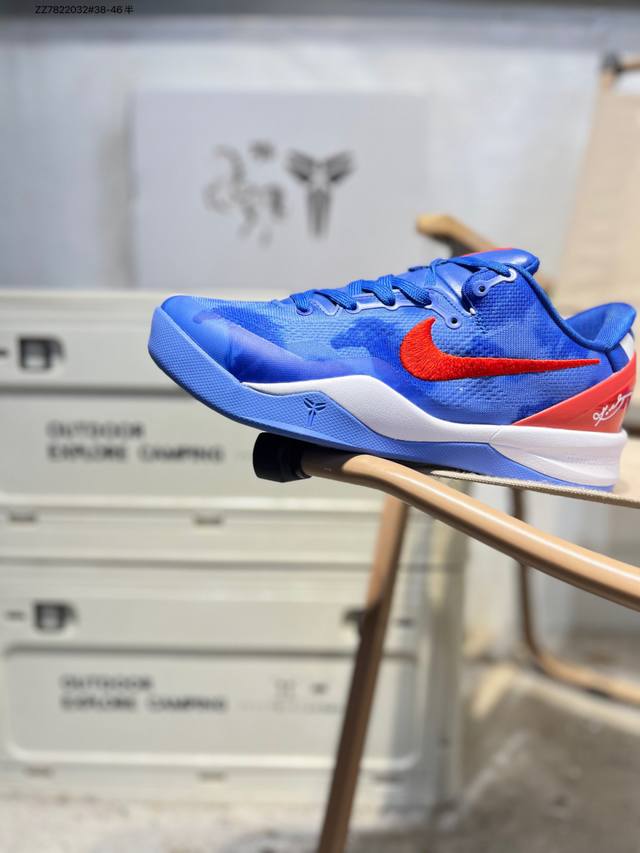 当黑金曼巴鳞甲遇见东方马年图腾，这双2026年限定版Kobe 8 科比8 ，就此成为时间与传奇的双重载体。鞋身暗藏的手工刺绣祥云纹路与鞋舌中央的立体“午马”徽章