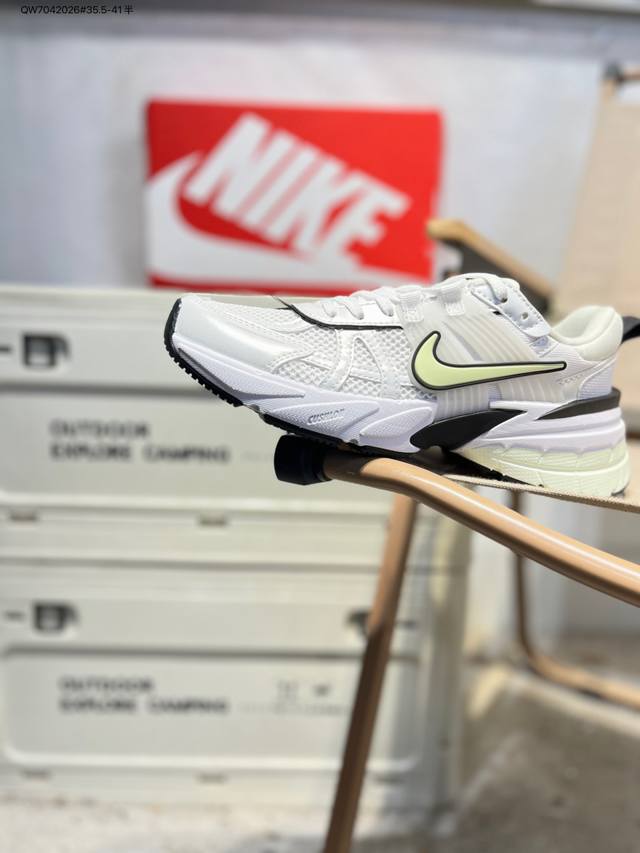 Nk V2K Runtekk 减震防滑低帮 复古老爹鞋跑步鞋 鞋款被命名为 Runtekk 设计上借鉴了 2000 年的跑鞋风格 配色上以金属银为主调 简练又有