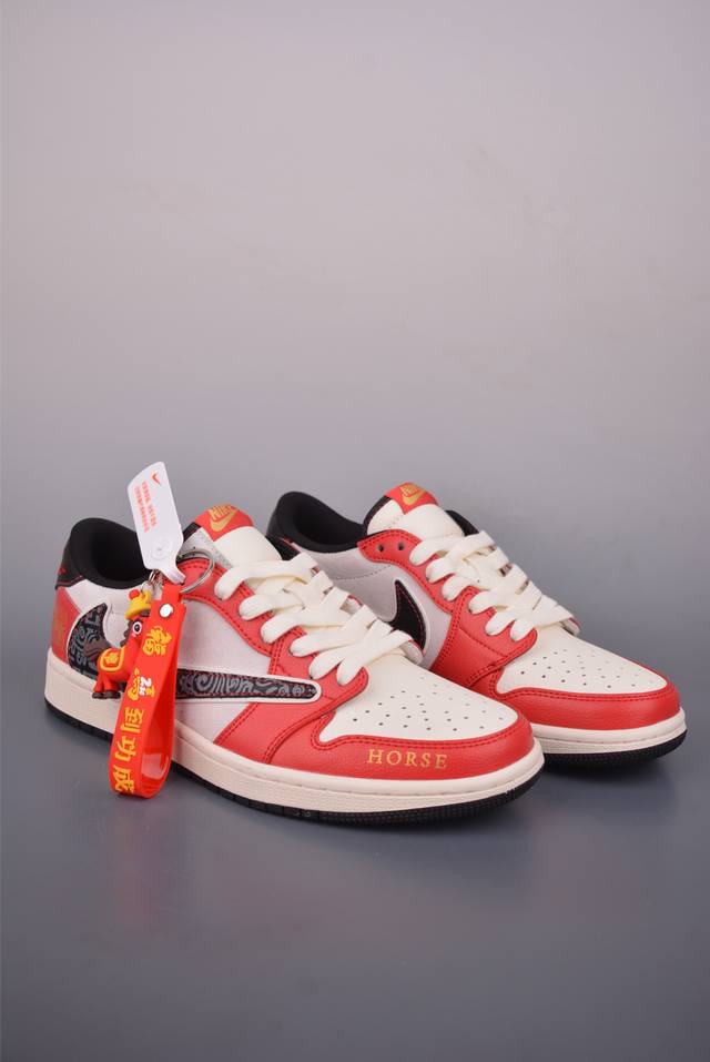 Fragment X Travis Scott X 马年限定 DDD Air Jordan 1 Low 三方联名倒钩 DDD 全新的三方联名低帮倒钩鞋面延续了黑