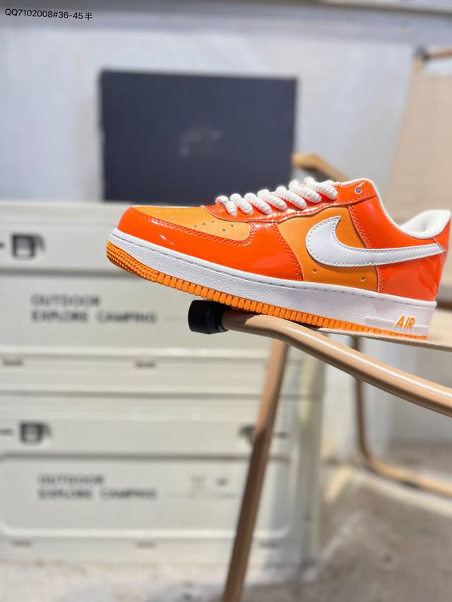 耐克 Nike Air Force 1 '07空军一号 百搭休闲运动板鞋。柔软、弹性十足的缓震性能和出色的中底设计，横跨复古与现代的外型结合，造就出风靡全球三十