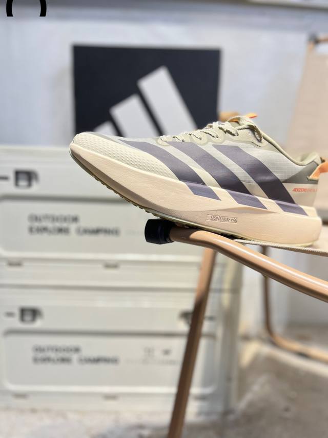 Adidas Adizero Evo Sl Atr M DDD 阿迪超轻透气缓震跑鞋 DDD 整体外观造型与Adizero Adios Pro Evo 1非常相