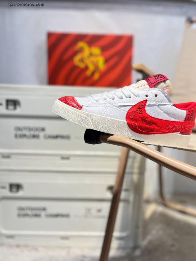Nike Blazer Low '77 Jumbo 马年限定 定制开拓者 低帮休闲运动板鞋 DDD 全新焕新升级经典 Blazer 鞋款，大号 Swoosh 突