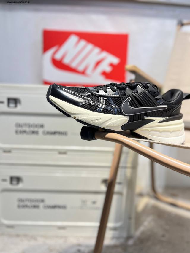 Nk V2K Runtekk 减震防滑低帮 复古老爹鞋跑步鞋 鞋款被命名为 Runtekk 设计上借鉴了 2000 年的跑鞋风格 配色上以金属银为主调 简练又有