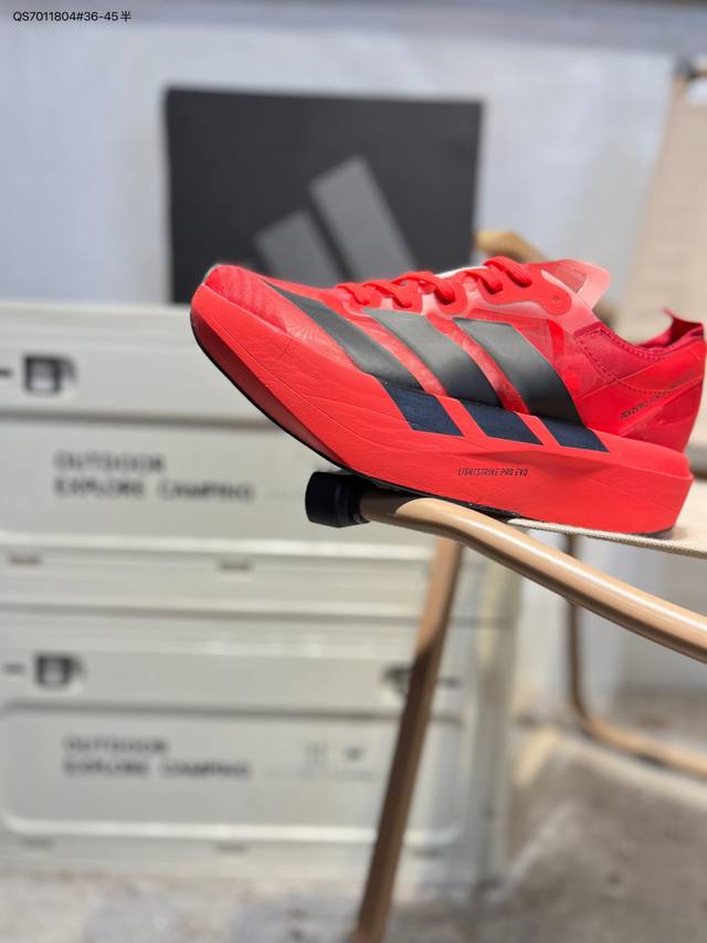 Adidas Adizero Pro Evo 2阿迪超轻透气缓震跑鞋 DDD 整体外观造型与Adizero Adios Pro Evo 1非常相似 中底配置方面