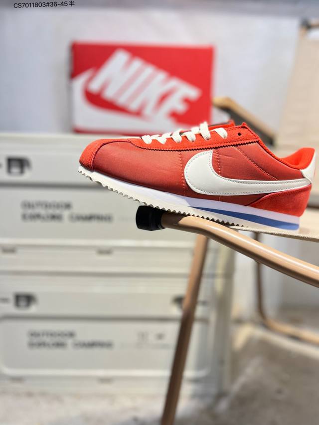 Nike Classic Cortez 全新配色 DDD 经典阿甘休闲跑步鞋 纯粹而执着的精神，使得Cortez种在了一代人的心里，无论是否喜欢它复古的鞋型，一