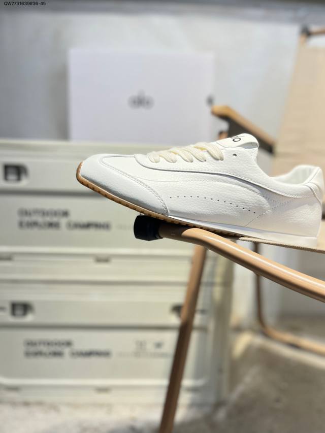 Lo Yogaalosunset新款运动鞋绒面革低帮薄底休闲鞋简约风 DDD 采用柔软麂皮拼接透气内里，鞋底具备一定缓震性，适合日常通勤或周末出游。品牌目前主要