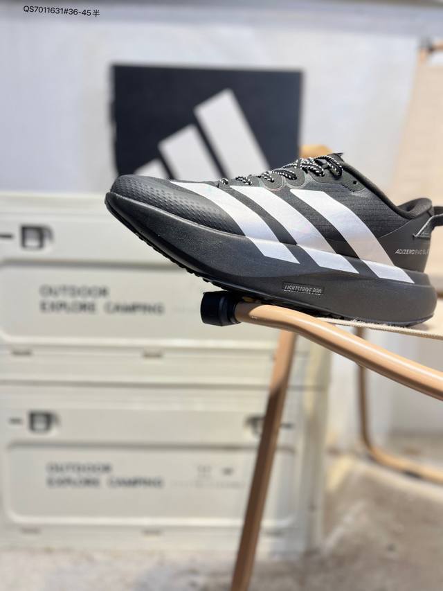 Adidas Adizero Evo Sl Atr M DDD 阿迪超轻透气缓震跑鞋 DDD 整体外观造型与Adizero Adios Pro Evo 1非常相