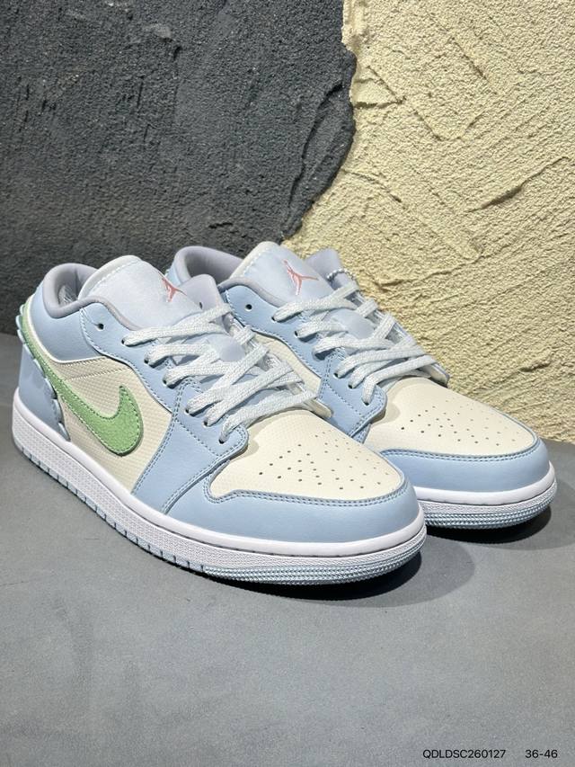新品上市实拍 DDD Air Jordan 1 Low 低帮 蓝柠檬 Aj1 乔丹1代 Aj1 乔1 低邦 蓝黄拼接 乔丹篮球鞋系列 鞋身采用蓝色皮革勾勒轮廓，