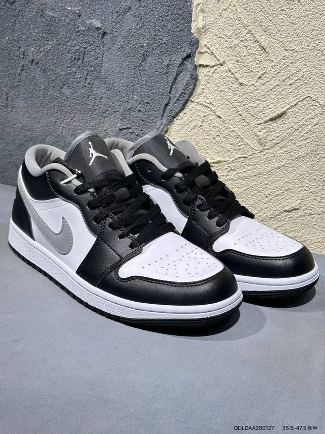 新品上市实拍 DDD Air Jordan 1 Low 低帮 蓝柠檬 Aj1 乔丹1代 Aj1 乔1 低邦 蓝黄拼接 乔丹篮球鞋系列 鞋身采用蓝色皮革勾勒轮廓，