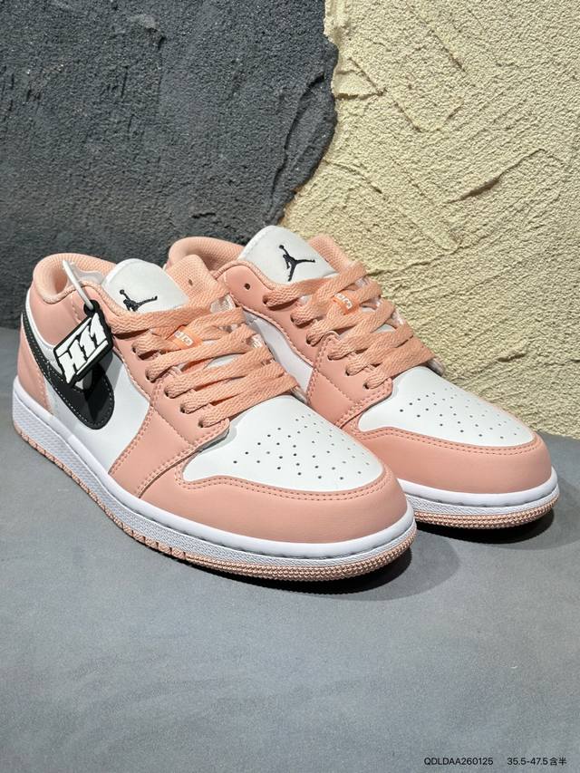 新品上市实拍 DDD Air Jordan 1 Low 低帮 蓝柠檬 Aj1 乔丹1代 Aj1 乔1 低邦 蓝黄拼接 乔丹篮球鞋系列 鞋身采用蓝色皮革勾勒轮廓，