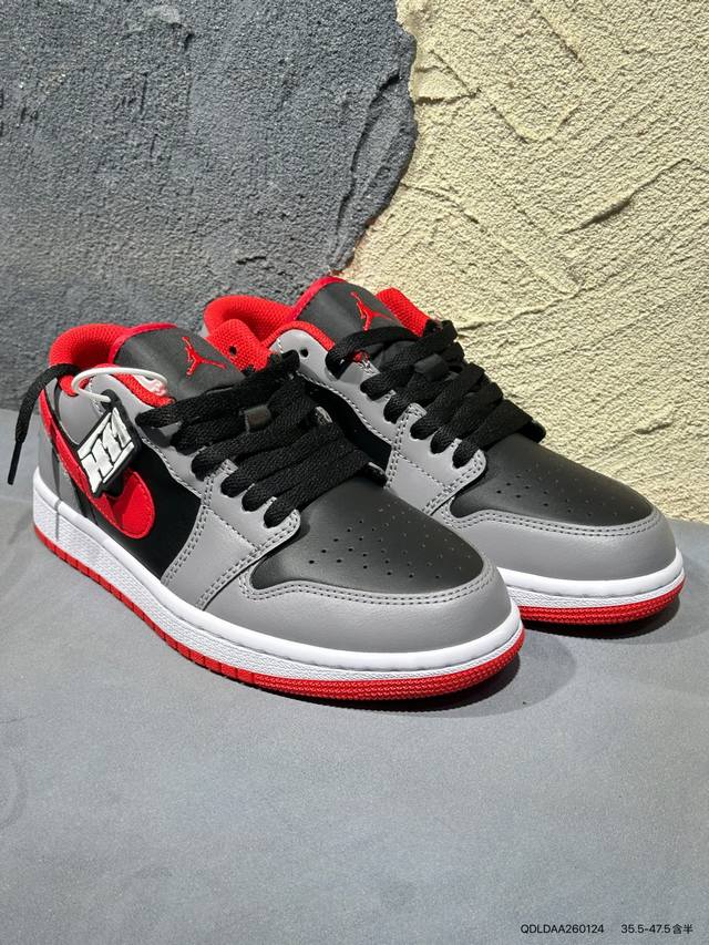 新品上市实拍 DDD Air Jordan 1 Low 低帮 蓝柠檬 Aj1 乔丹1代 Aj1 乔1 低邦 蓝黄拼接 乔丹篮球鞋系列 鞋身采用蓝色皮革勾勒轮廓，