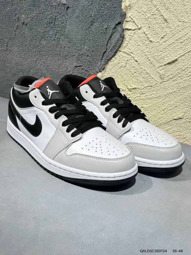 新品上市实拍 DDD Air Jordan 1 Low 低帮 蓝柠檬 Aj1 乔丹1代 Aj1 乔1 低邦 蓝黄拼接 乔丹篮球鞋系列 鞋身采用蓝色皮革勾勒轮廓，