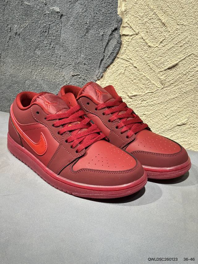 新品上市实拍 DDD Air Jordan 1 Low 低帮 蓝柠檬 Aj1 乔丹1代 Aj1 乔1 低邦 蓝黄拼接 乔丹篮球鞋系列 鞋身采用蓝色皮革勾勒轮廓，