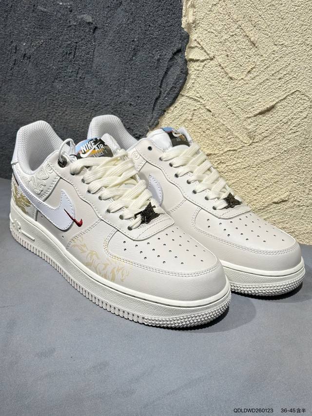 新品上市实拍 DDD 耐克Nike Air Force 1 Low 空军一号低帮百搭休闲运动板鞋。柔软、弹性十足的缓震性能和出色的中底设计，横跨复古与现代的外型