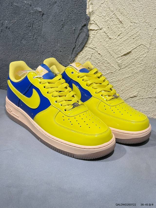 新品上市实拍 DDD 耐克Nike Air Force 7空军一号低帮百搭休闲运动板鞋。柔软、弹性十足的缓震性能和出色的中底设计，横跨复古与现代的外型结合，造就