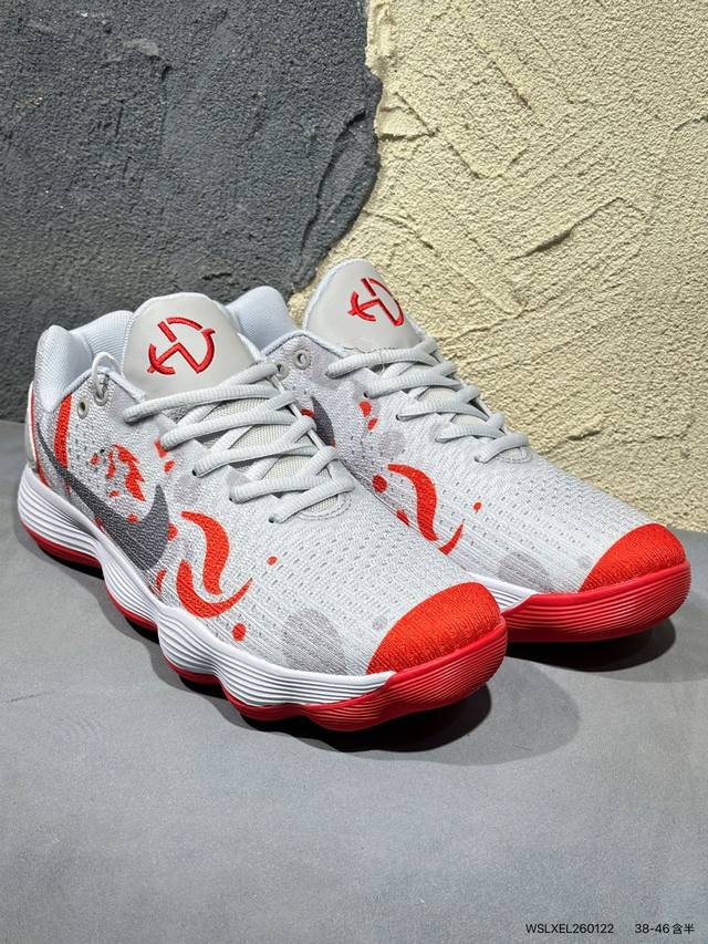 耐克 Nike Hyperdunk2017Tb 低帮 实战篮球鞋 男款运动鞋 DDD 延续低调实用的外观设计，提供更为强劲的赛场表现。初看 Hyperdunk