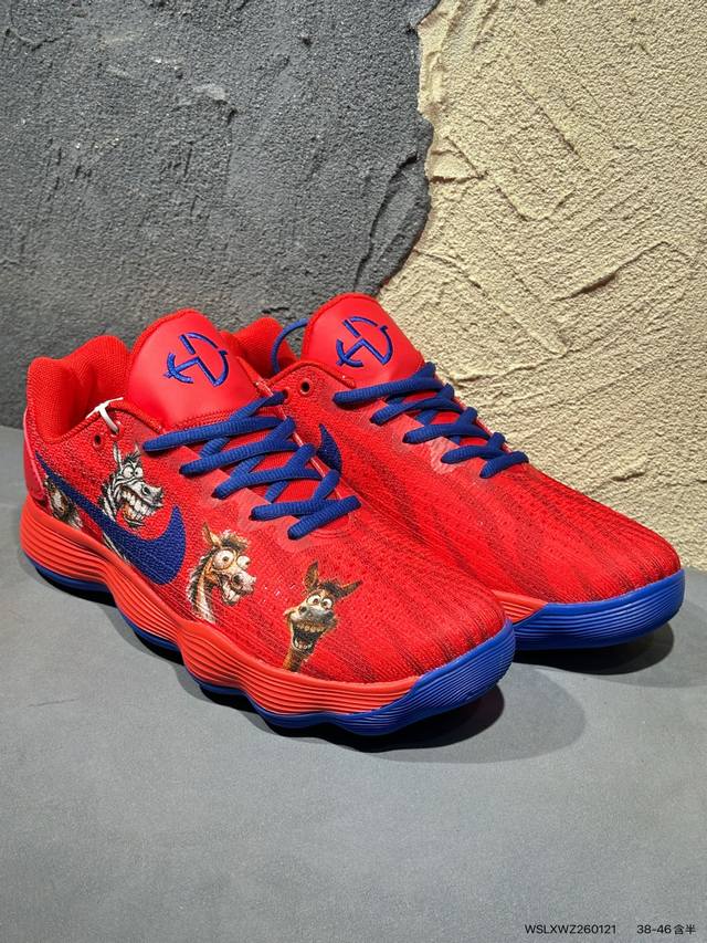 耐克 Nike Hyperdunk2017Tb 低帮 实战篮球鞋 男款运动鞋 DDD 延续低调实用的外观设计，提供更为强劲的赛场表现。初看 Hyperdunk