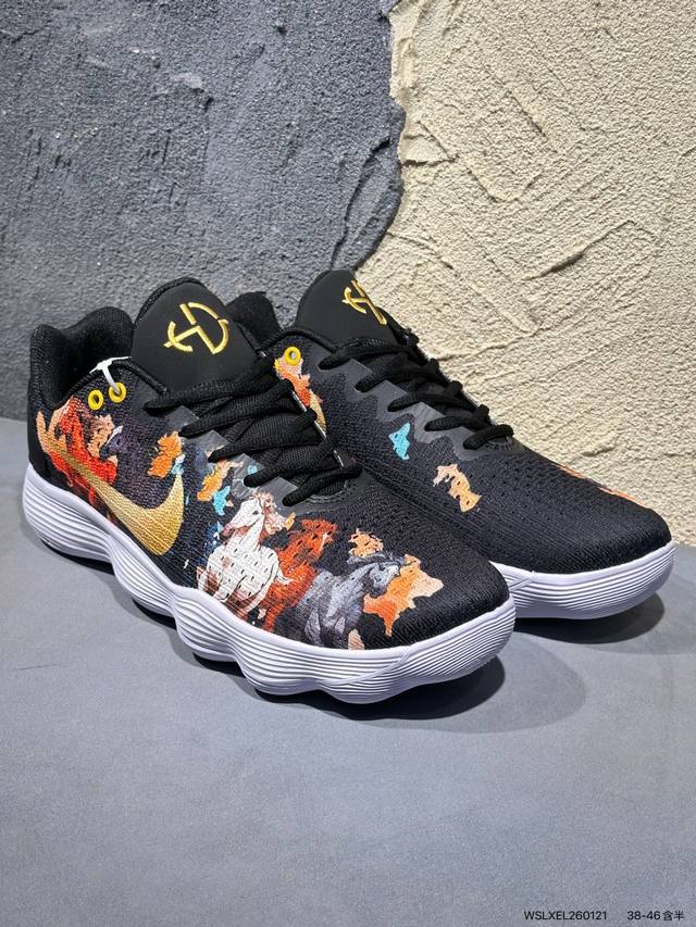 耐克 Nike Hyperdunk2017Tb 低帮 实战篮球鞋 男款运动鞋 DDD 延续低调实用的外观设计，提供更为强劲的赛场表现。初看 Hyperdunk