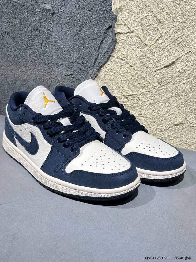 新品上市实拍 近日，网上传出消息，Jordan 将要推出Air Jordan 1 Low “ Obsidian Suede ” 鞋款，呈现出极为简洁的双色美学。