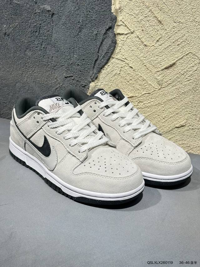新品上市实拍 DDD Nike Dunk Low Se “85” 灰黑双勾Nike推出特别版Dunk Low企划。此款Nike Dunk Low采用灰色面革材质