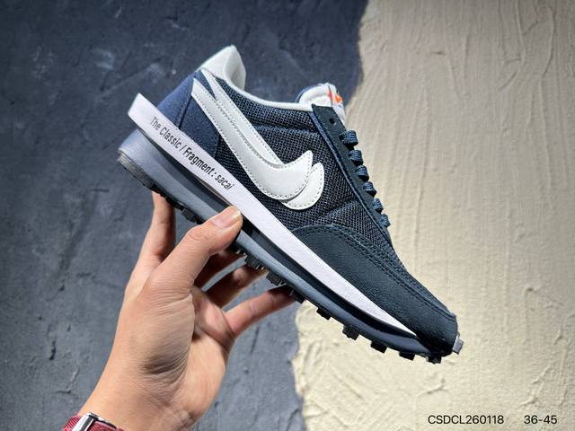 新品上市实拍 DDD Sacai X N Ldwaffle ”Midnight Spruce And University Red“ 华夫2.0 黑蓝红解构 三