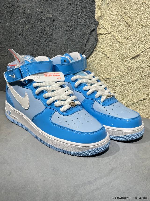 新品上市实拍 DDD 耐克Nike Air Force 1“07空军一号低帮百搭休闲运动板鞋。柔软、弹性十足的缓震性能和出色的中底设计，横跨复古与现代的外型结合