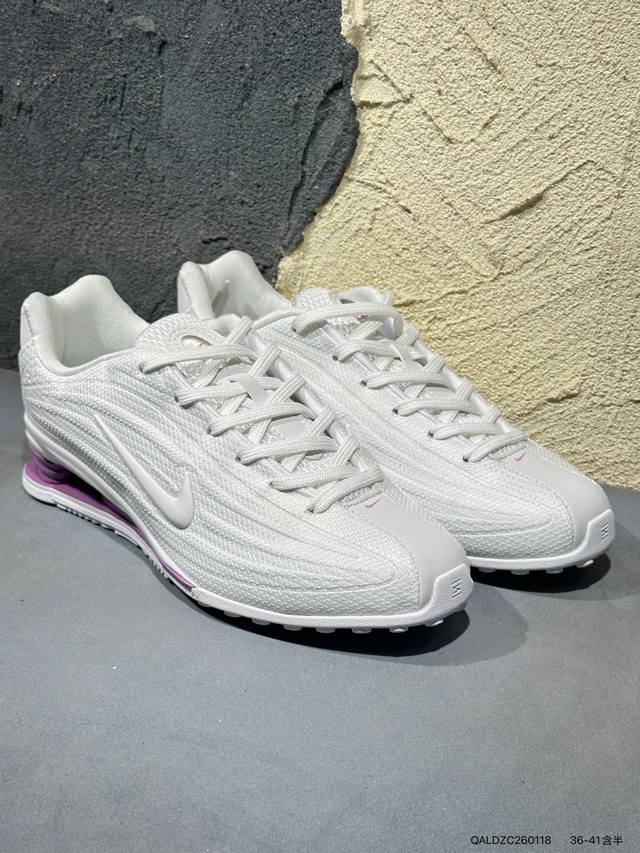 新品上市实拍 DDD 鞋头修长，侧面波浪感线条简洁流畅 DDD 鞋舌上用了垂直方向的Logo排布，辨识度挺高 DDD 侧面的半透明Swoosh非常有未来感 DD