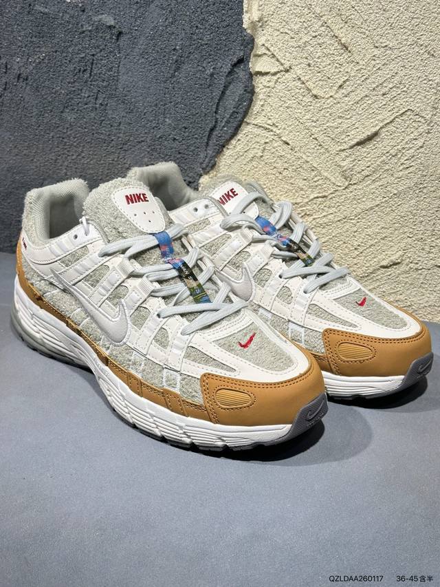 新品上市实拍 DDD 耐克Nike P-6000 女子跑鞋内外侧都用了红色的钩子，采用透气材料，搭配匠心覆面，再现千禧年代的跑鞋风格，塑就大气外观。鞋款秉承 N